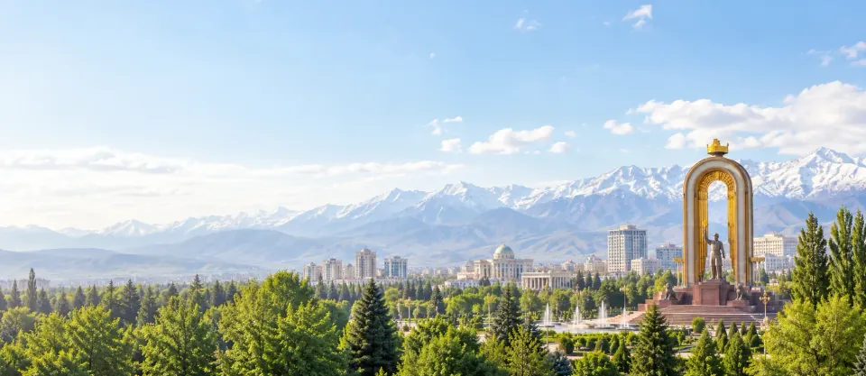 Пейзаж Душанбе с горами и памятником Сомони